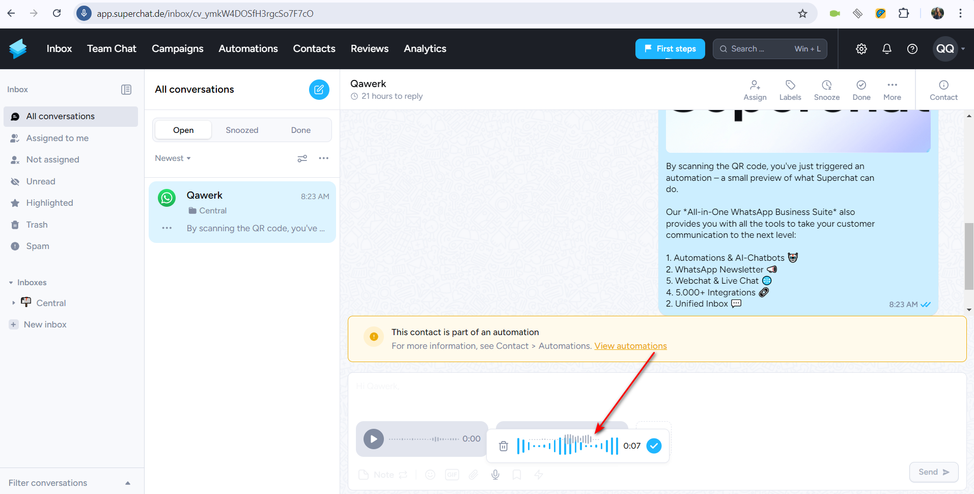 La forma de onda del mensaje grabado se muestra sobre la forma de onda de audio que se está grabando